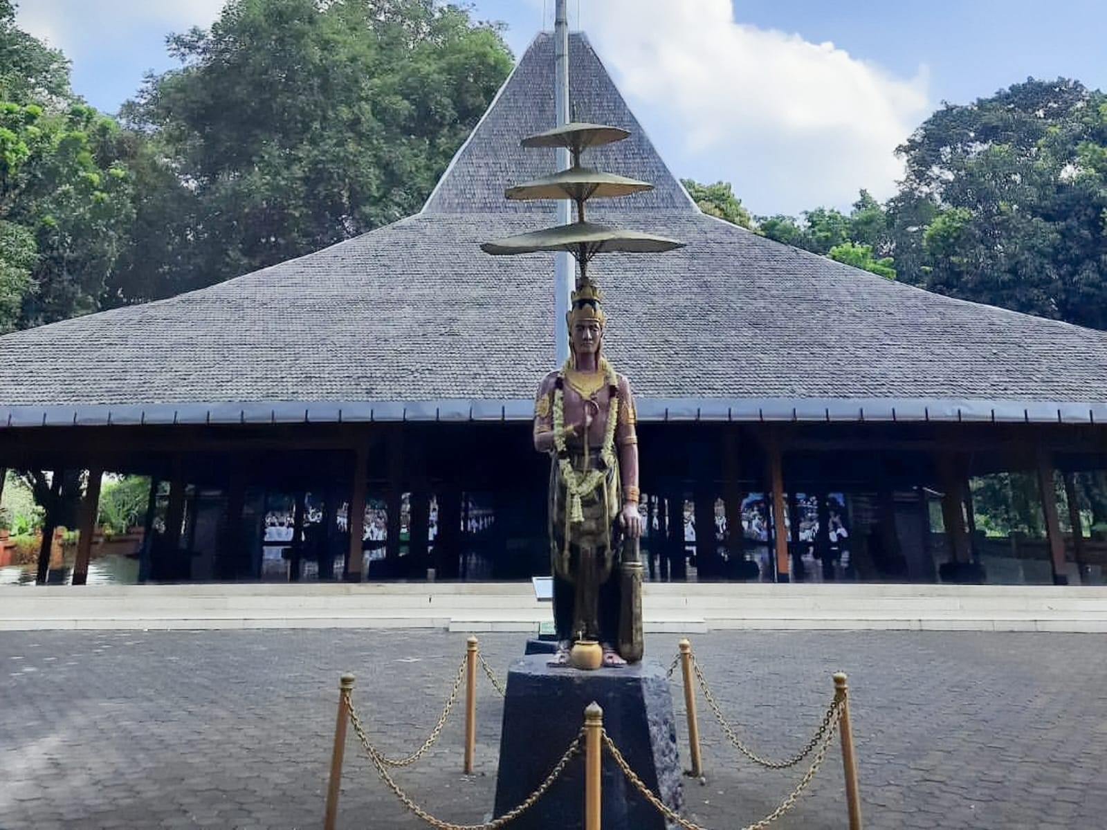 Menyusuri Sejarah dan Ketenangan di Pendopo Agung Trowulan, Mojokerto